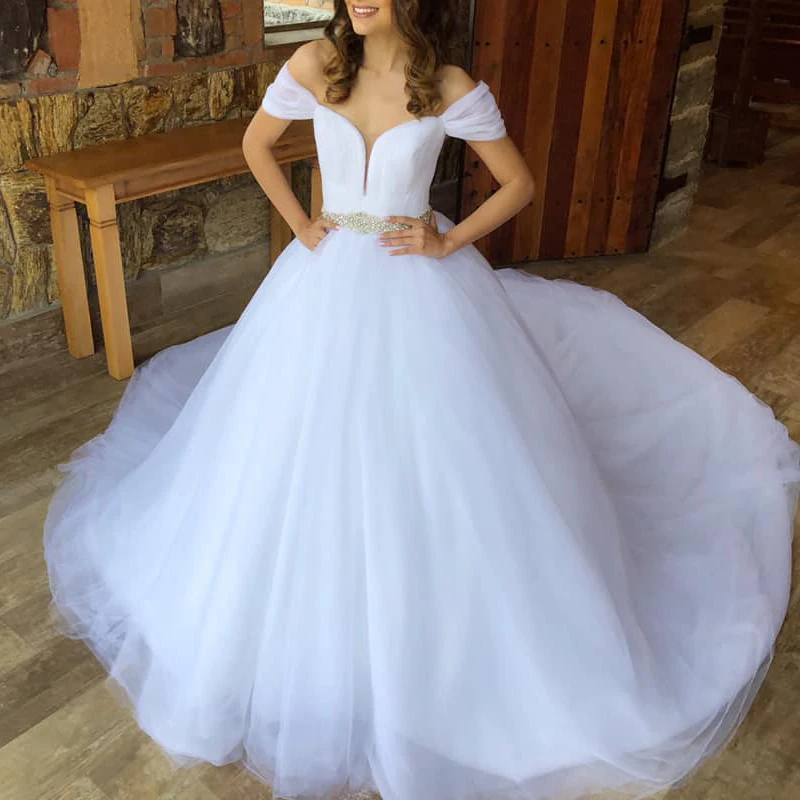 Женское длинное свадебное платье белое фатиновое со шлейфом и открытыми плечами