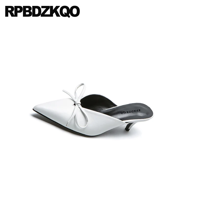 Женские туфли лодочки с металлическим бантом и острым носком мюли серебристые