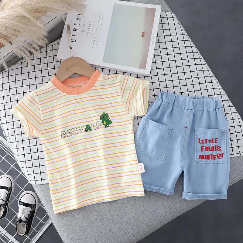 

Комплект одежды для маленьких мальчиков и девочек, футболка в полоску и джинсовые шорты с надписью, Модный повседневный костюм, на лето