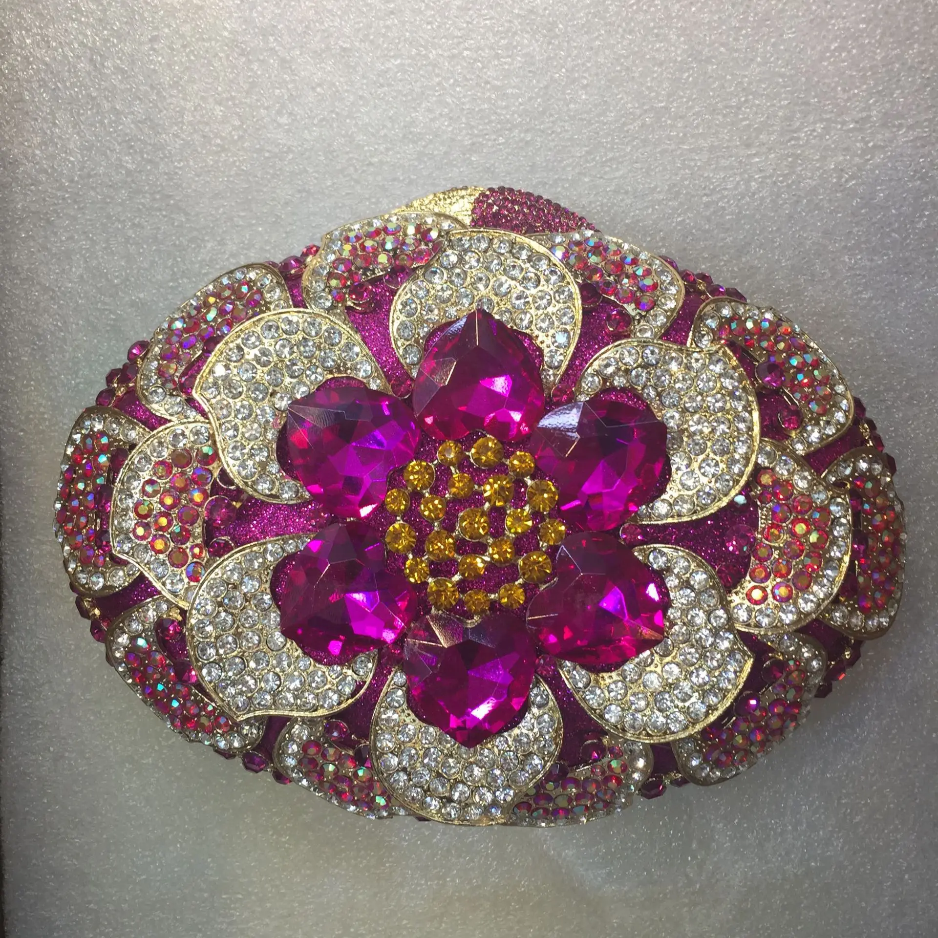 

Crystal Metal Clutch Bag with Stone Cross Body Evening Bags Rhinestone Vintage Bag Hollow Design Luxury Crystal Clutches handbag