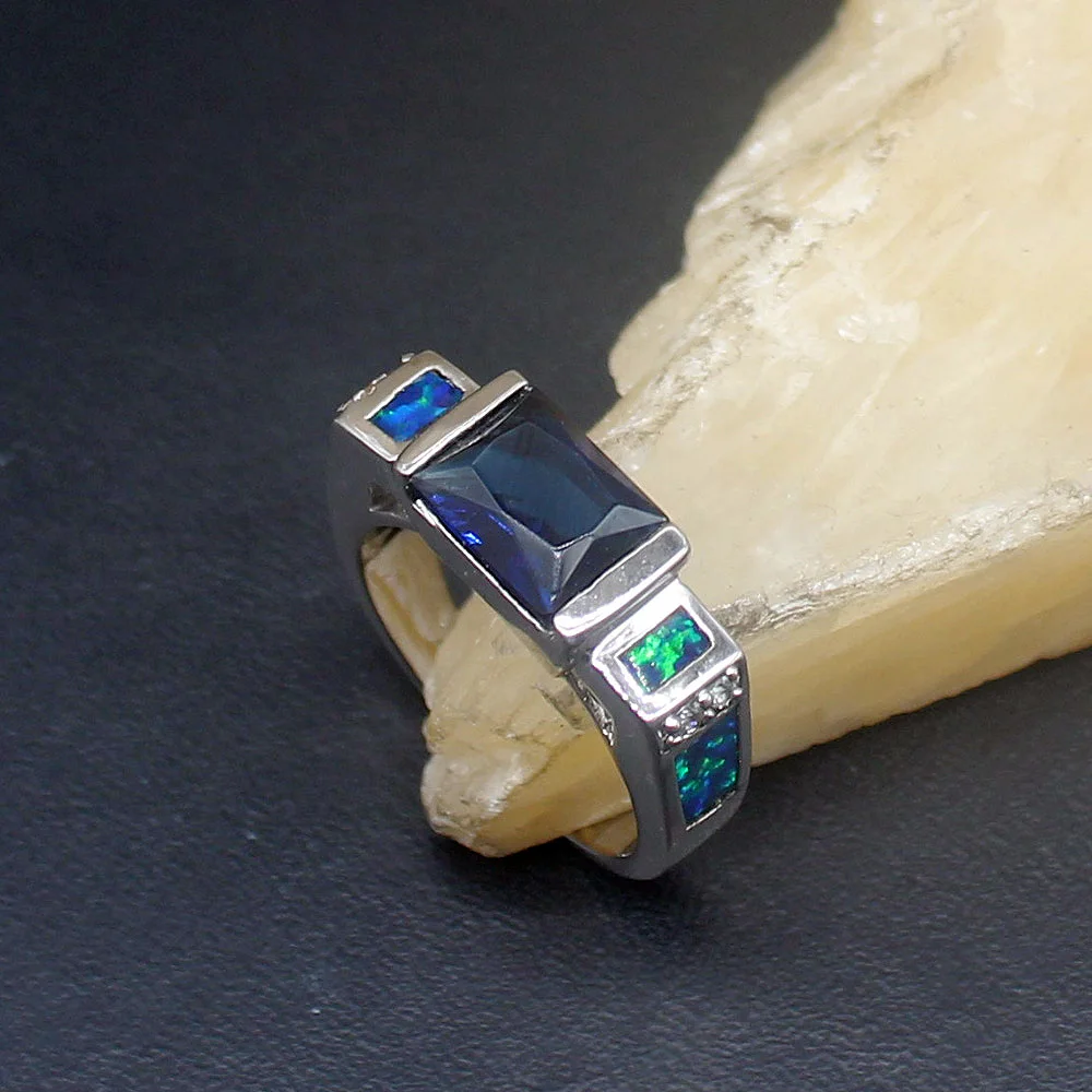 

Женское кольцо из серебра 925 пробы с экзотическим голубым опалом и сапфиром