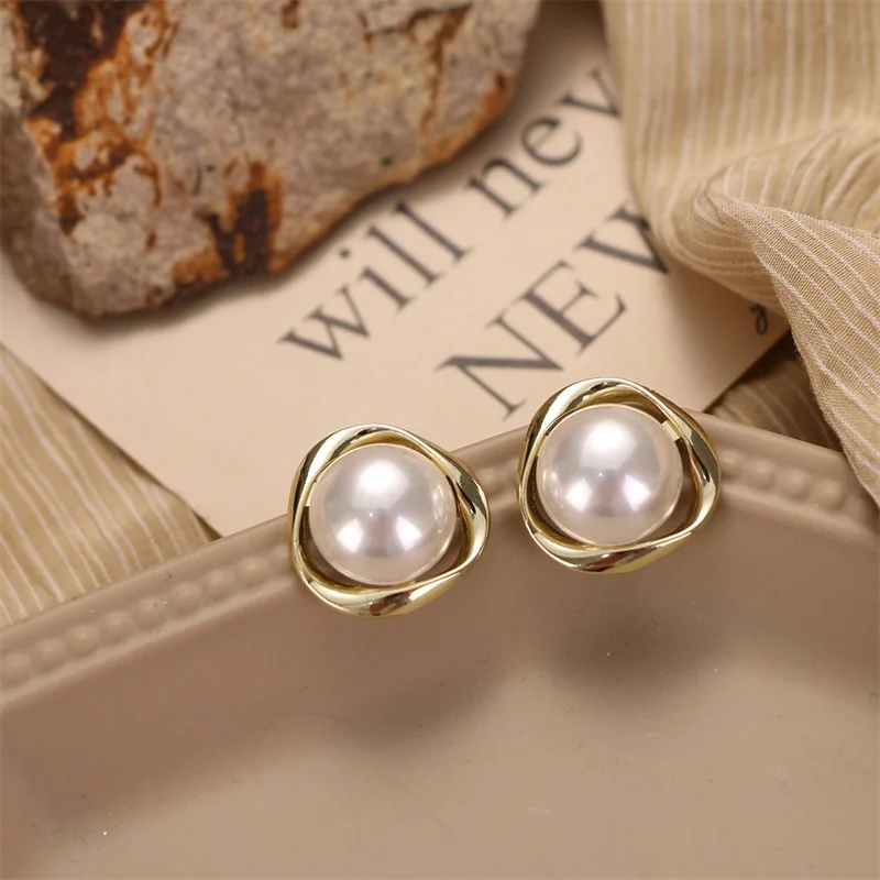 

EN Korean Design Elegant Simulated Pearl Big Round on Earrings Fashion Baroque Pearl Earrings for Women Jewelry Wholesale Gifts