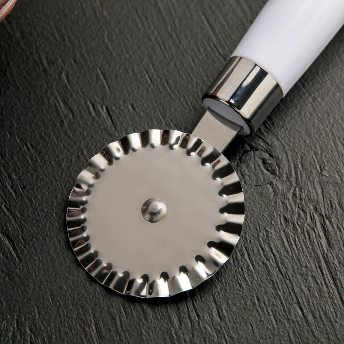 Нож для пиццы и теста Доляна Скина 20 5 см ребристый белый | Дом сад