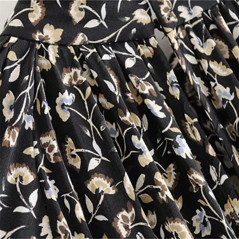 Женское плиссированное платье миди свободное с декоративной отделкой и принтом