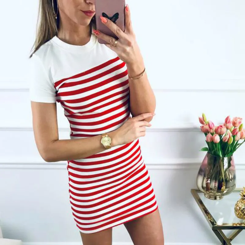 Женское мини платье в полоску с коротким рукавом и круглым вырезом облегающее