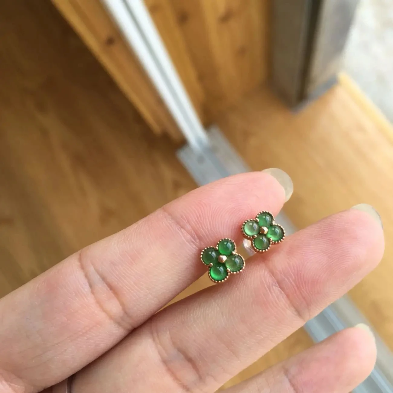 

S925 Has Been Bound to Xizuo Summer Light Year/Stream Green Language Ice-like Chalcedony Full Green Reflect Light Four Leaf