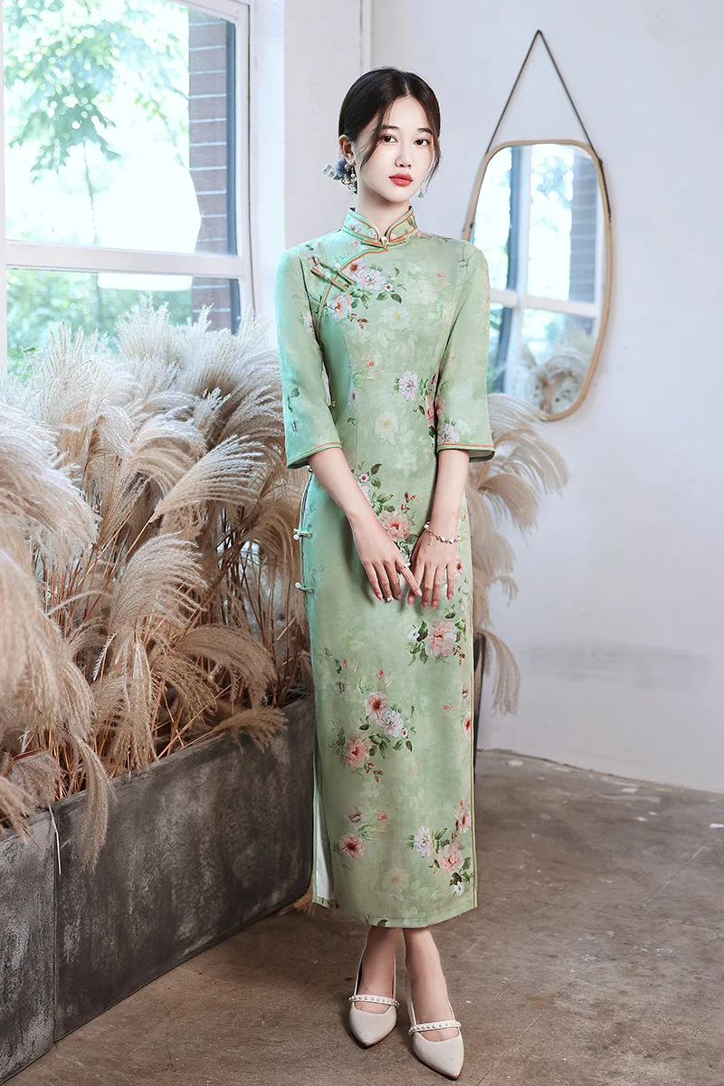 

FZSLCYIYI Традиционный китайский Женский Повседневный Ципао с рукавом до локтя элегантный тонкий цветочный принт атласный длинный Ципао оверс...