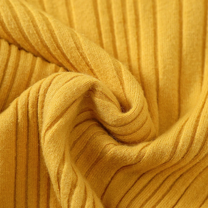 Женский трикотажный свитер черный с круглым вырезом и бусинами Осень-зима 2019 |