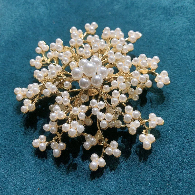 

2021 new fashion imitation pearl snowflake brooch winter coat jacket pin brooch geometric floral clothing accessories N29