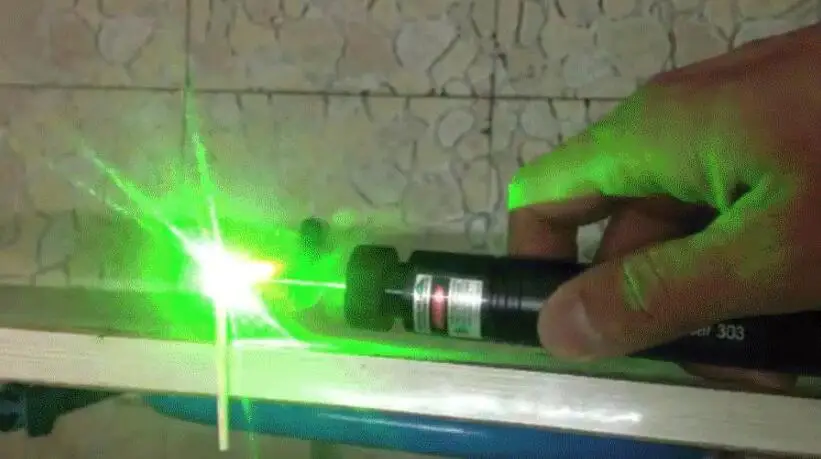 NEW high powered military 500000M 532nm Green Laser Pointers Flashlight focusable burning match burn cigarettes SD 303 |
