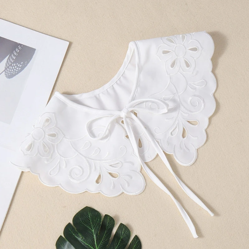 Накидка-пончо Женская со съемным искусственным воротником и вышивкой |