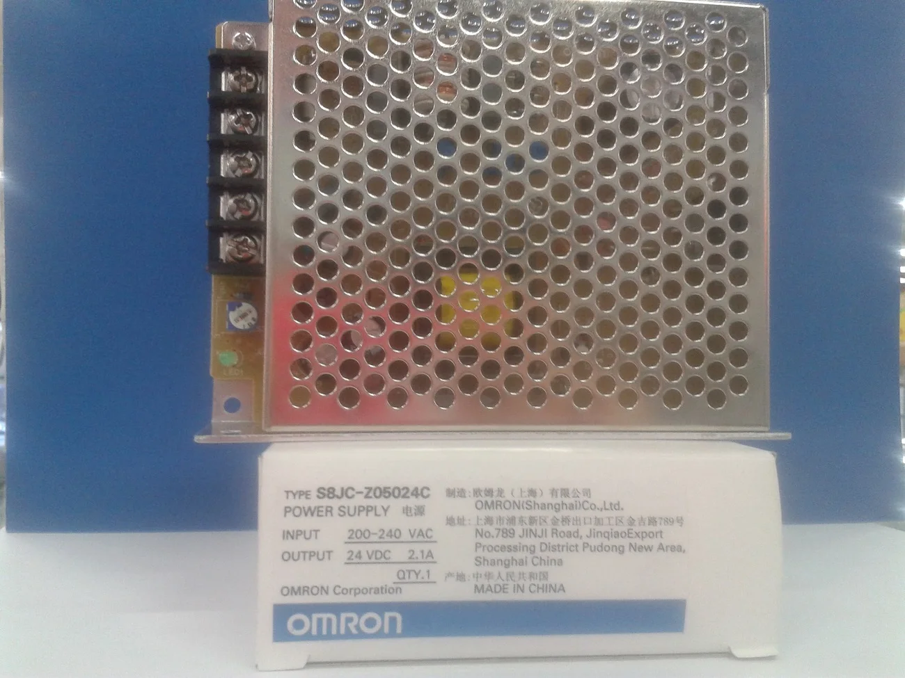 

Натуральная воловья OMRON 24V 2.1A 50 Вт S8JC-Z05024C