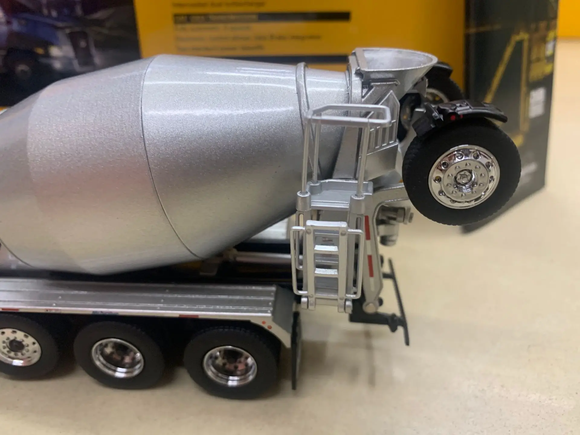 Кота CT660 кабина день трактор с Mcneilus Bridgemaster смеситель 1:50 весы по бренд DieCast Masters