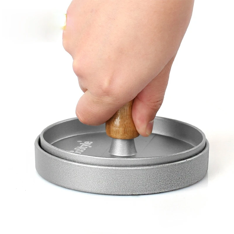 Круглая форма для приготовления гамбургеров с мясом и деревянной ручкой