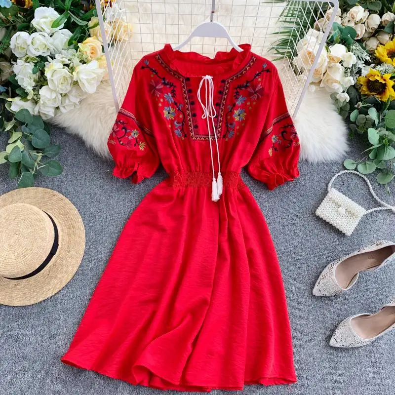 Женское платье с вышитыми цветами и кисточками супер сказочное во французском