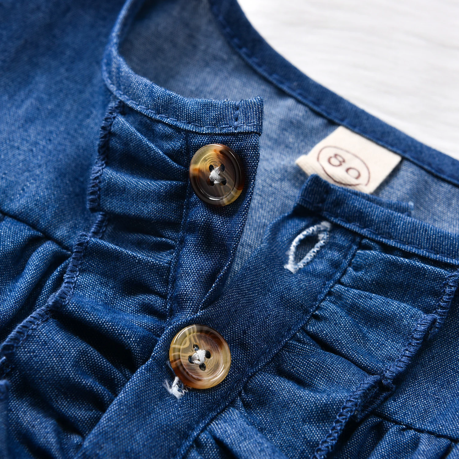 Платье ТРАПЕЦИЕВИДНОЕ джинсовое с оборками на рукавах до колен | Детская одежда и