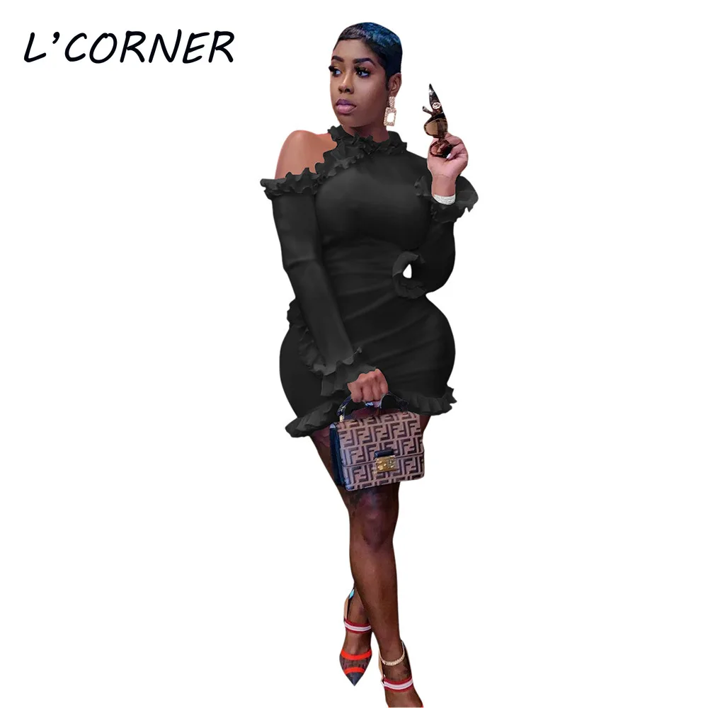 

Женское облегающее мини-платье с длинным рукавом и вырезами