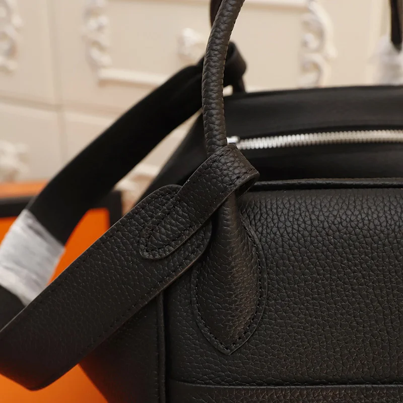 

2021 Fashion And Elegant Ladies Handbag Cowhide Leather Combined With Metal Design To Make A Messenger Bag