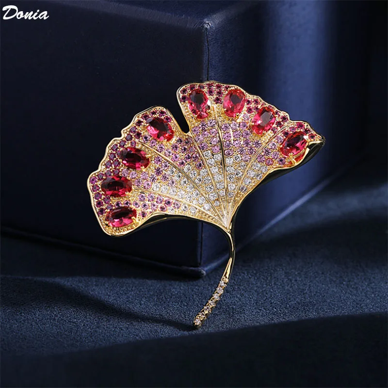 

Donia jewelry elegant temperament of the new leaf corsage is micro-inlaid with AAA zircon pin and luxurious ginkgo leaf brooch