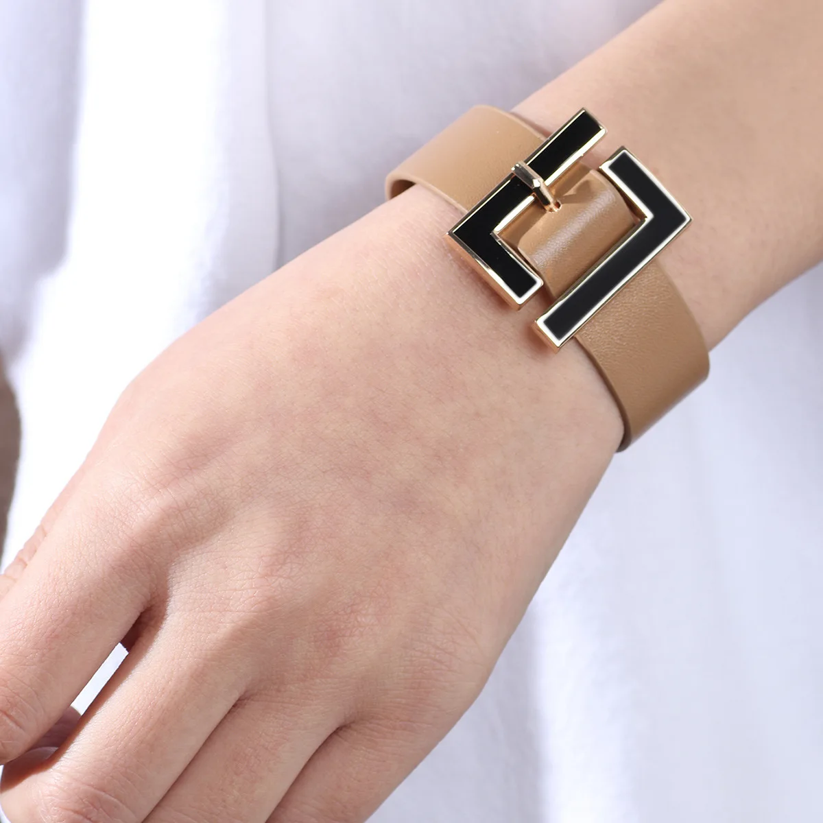 Женский широкий кожаный браслет черный геометрической формы с металлической