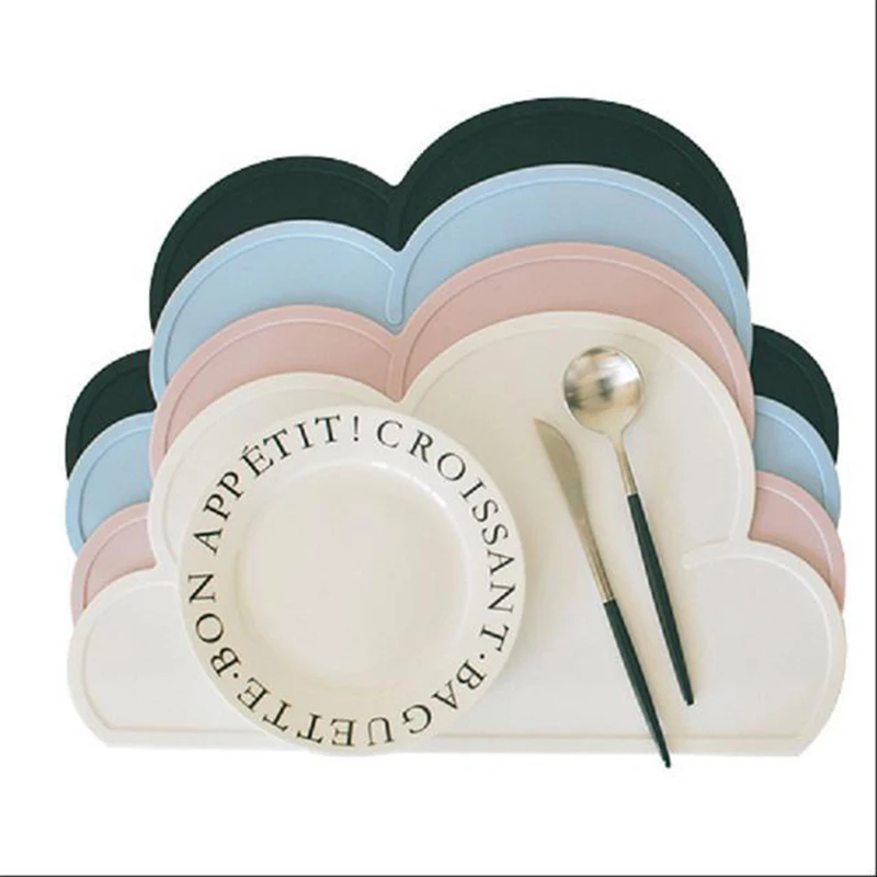 Детская силиконовая салфетка в скандинавском стиле с изображением облаков