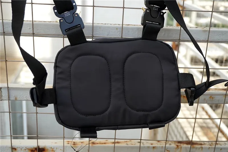 comprar 20ss Mais Recente Quente Hip Hop Alyx Saco Masculino Feminino Funcional Peito Saco 1017 Alyx 9sm Metal Botão Kanye Oeste Mochilas