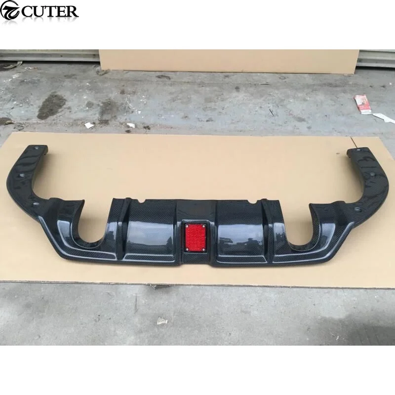 Диффузор для заднего бампера из углеродного волокна со светодиодными пилотными