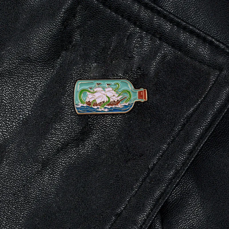 Корабль в бутылке атакованный морскими монстрами отворот булавка природа пейзаж