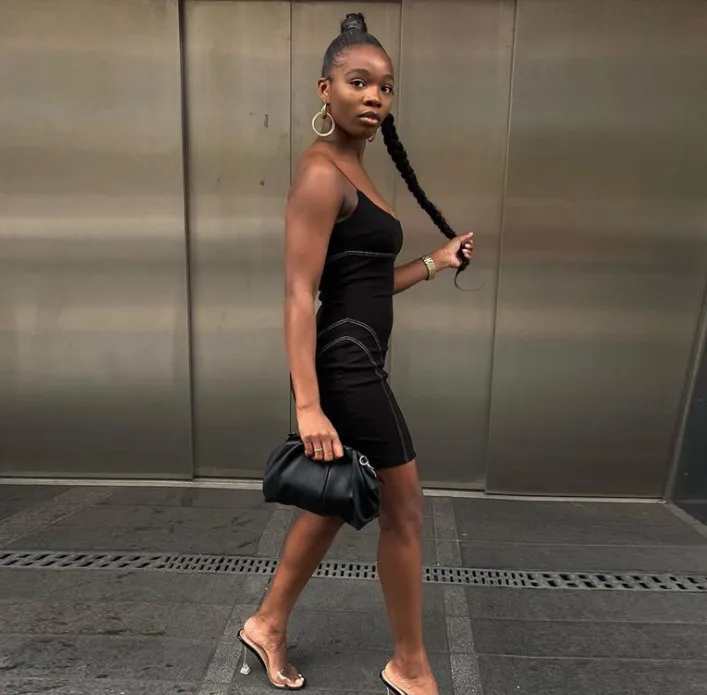 Летнее приталенное платье на бретельках с глубоким вырезом и открытой спиной