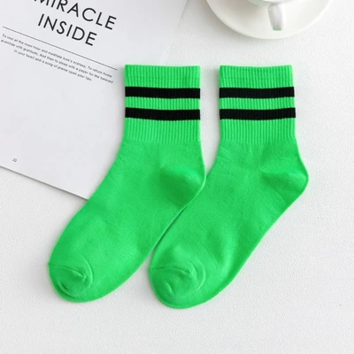 grass green Блестящие флуоресцентные полосатые хлопковые женские уличные носки Модные трендовые яркие цветные яркие блестящие носки с двойной полосой - Цвет: grass green