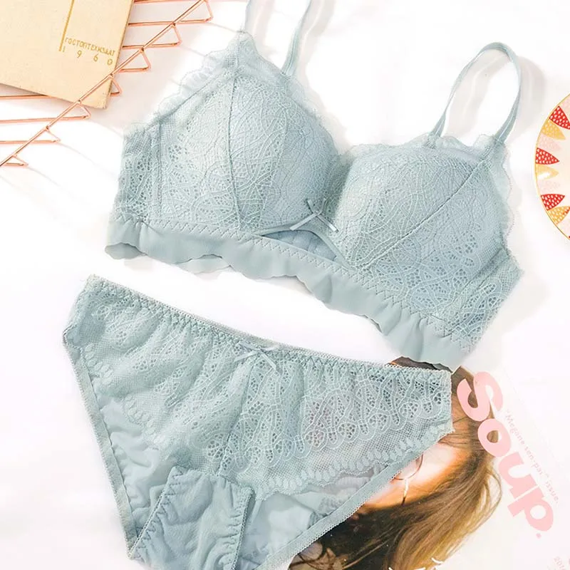 Комплект женского кружевного нижнего белья из трусов и бюстгальтера без