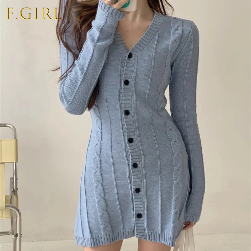 

Трикотажное платье-свитер с V-образным вырезом и длинным рукавом