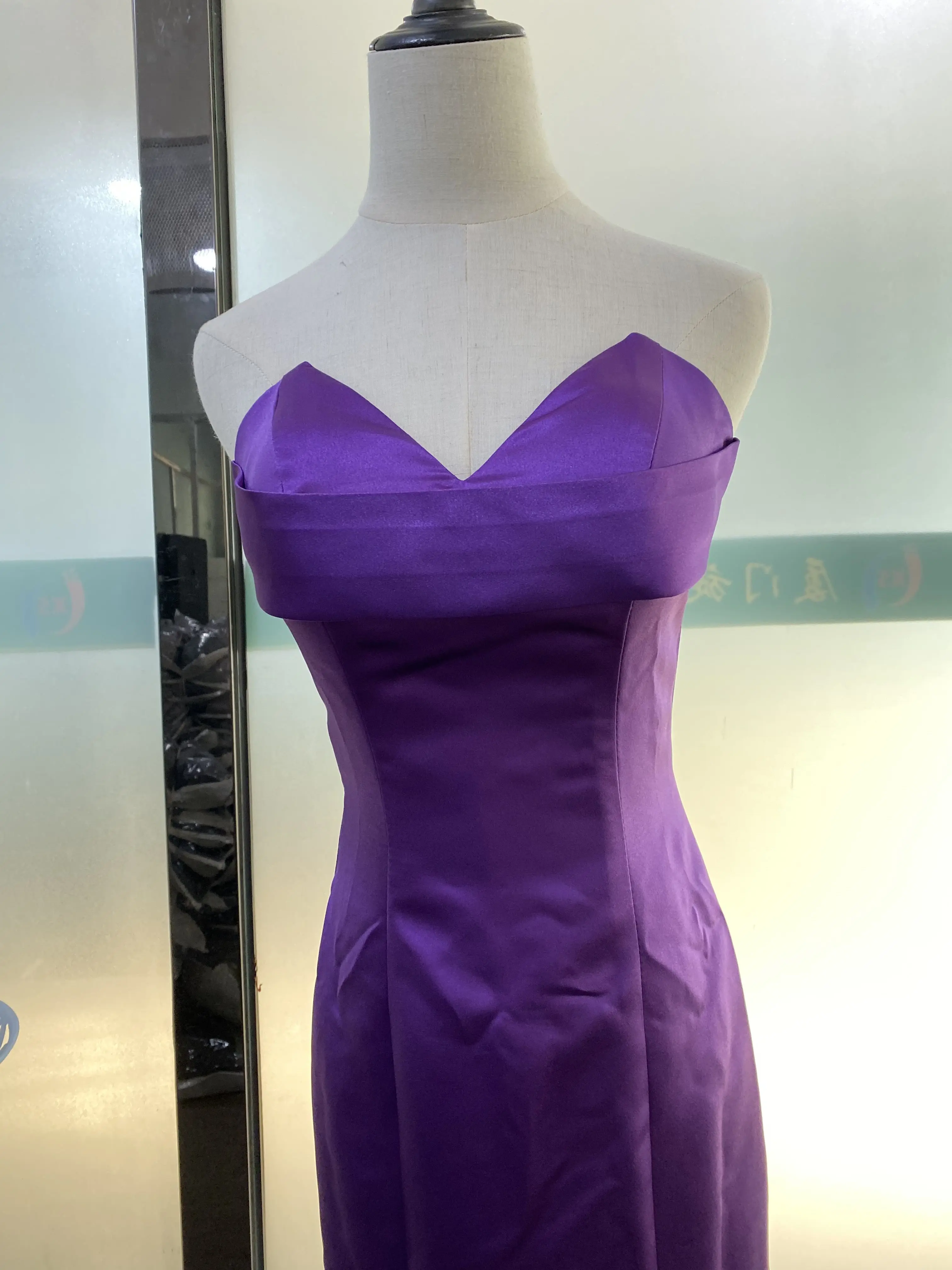 Новинка 2018 сексуальное атласное платье без бретелек на шнуровке облегающее