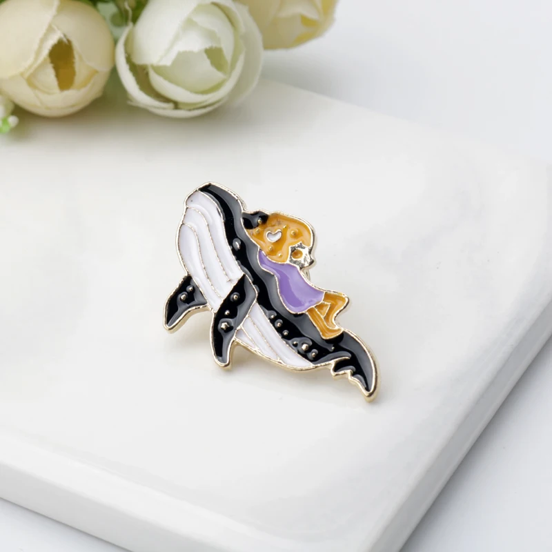 

New Style Cute Whale Pins Fish Tank Brooch Shirt Bag Lapel Badge Enamel Pin for Gift