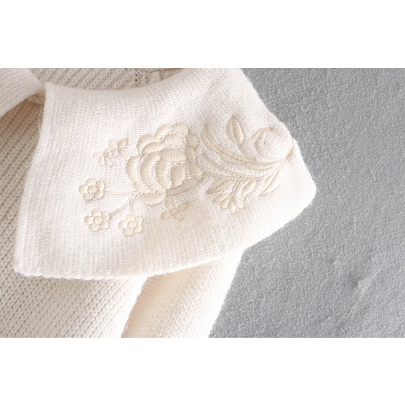 

New Women Autumn Fashion Flower Embroidery Turn Down Collar Casual Knitting Sweater Female Chic Flare Sleeve Pullovers Tops