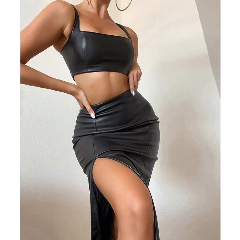 Женский костюм-двойка из искусственной кожи на тонких бретелях и с длинной юбкой