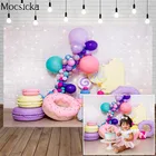 Фон для фотосъемки с изображением Макарон пончиков мороженого красочный воздушный шар белая кирпичная стена фон для фотосъемки детский торт разбитое фото