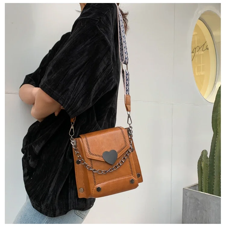 

2021 chun xia female small bag new joker web celebrity texture single broadband inclined shoulder bag retro fashion bag