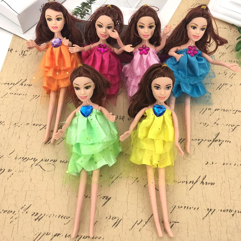 Детская кукла игрушка маленькая девочка милая принцесса держит куклу подарок на