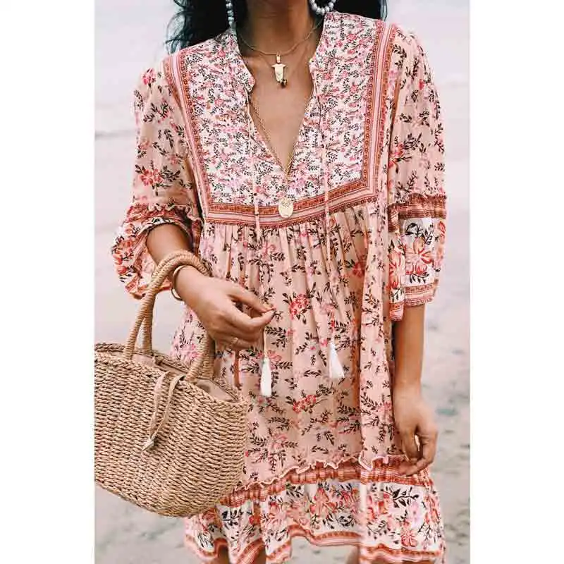 Летнее платье туника с тропическим цветочным принтом розовое треугольным