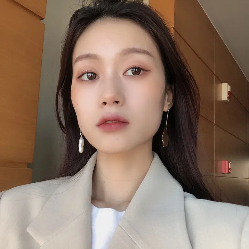 

Women's Temperament Simple Pearl Earrings Personality Asymmetric Baroque Irregular Pearl Earrings