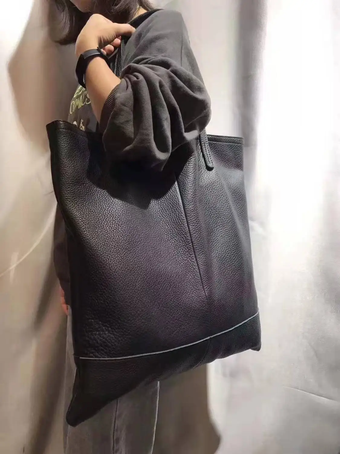 

Черная Большая вместительная женская сумка, простая натуральная кожа, Повседневная сумка для покупок, брендовая дизайнерская сумка на плеч...