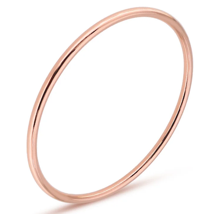 Красивый золотой круглый серебряный браслет на запястье с буквенным принтом