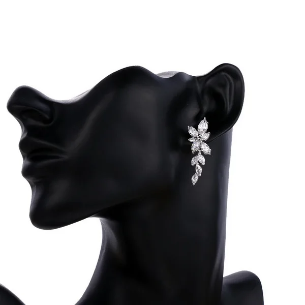 

2021 Hot Selling Fashion Ladies Flower Zircon Simple Earrings For Female Party