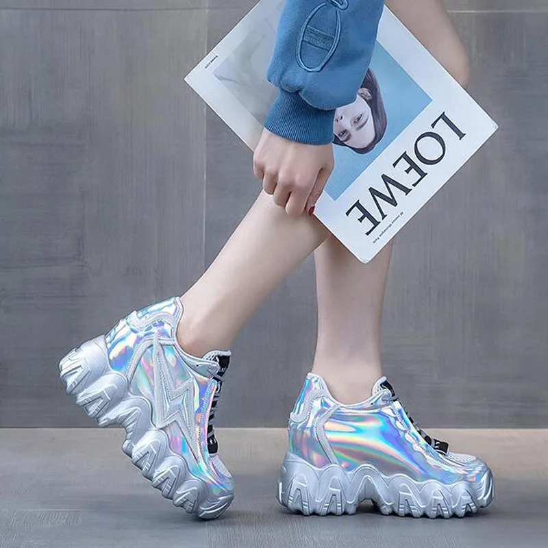 Модная обувь на шнуровке визуально увеличивающая рост Цвет серебристый красный