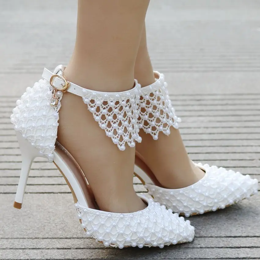 

Белые свадебные туфли из сетчатого материала с кружевом и жемчугом; Свадебные туфли на шпильке с острым носком; Свадебные туфли; Изящные тон...