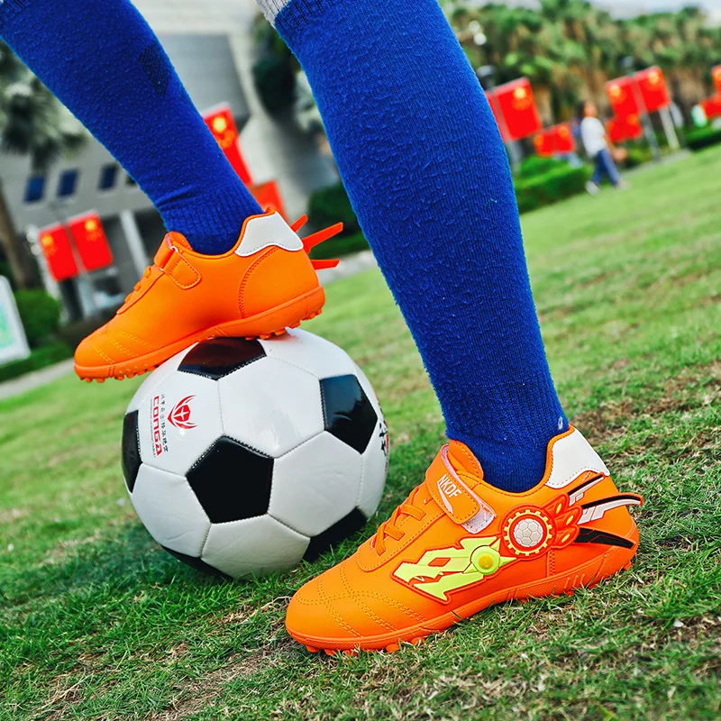 New Cartoon Green Indoor Soccer Shoes Child Turf Soccer Shoes Kids Low top Football Shoes Teenage Sport Sneakers Chuteira Futeb