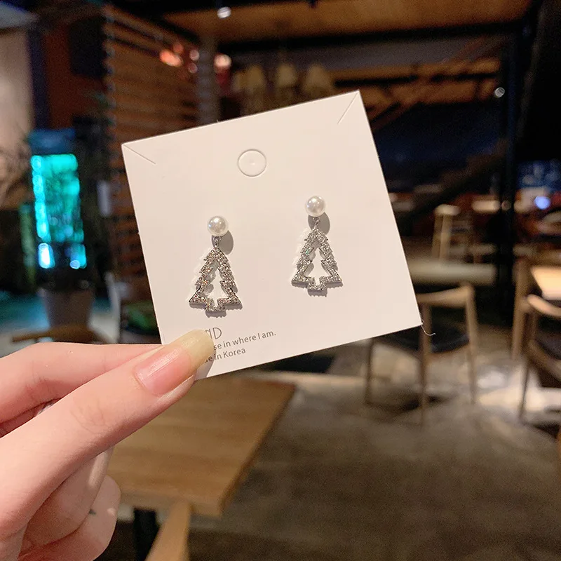 

VSnow Bling Bling Rhinestones Christmas Tree Stud Earring for Women Fashion Hollow Out Simulation Pearl Metallic Earring Jewelry