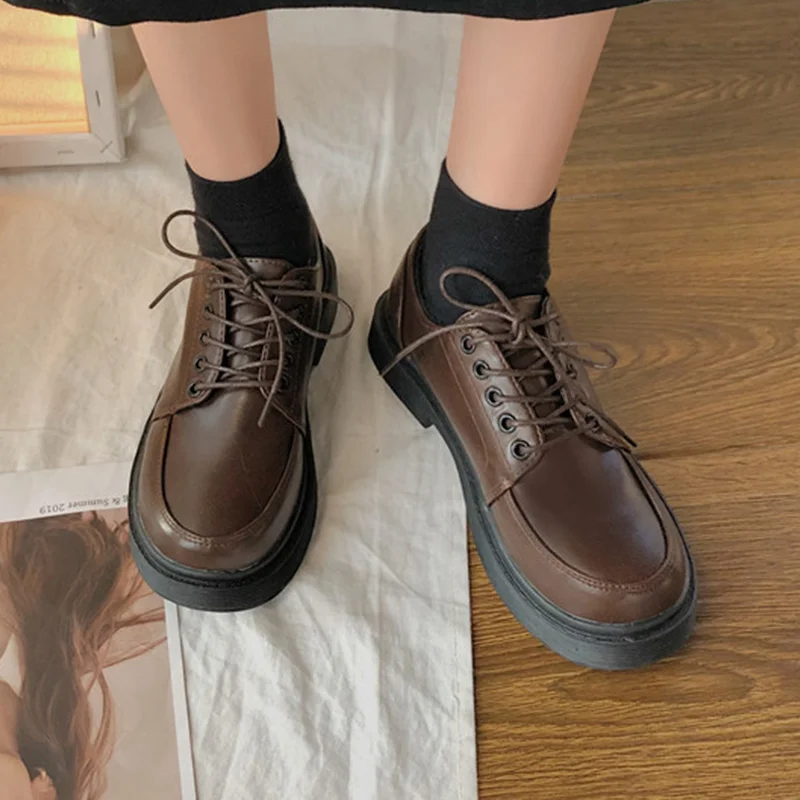 

Женские лоферы на плоской подошве, однотонные туфли из искусственной кожи с круглым носком, на шнуровке, на платформе, в британском стиле, но...