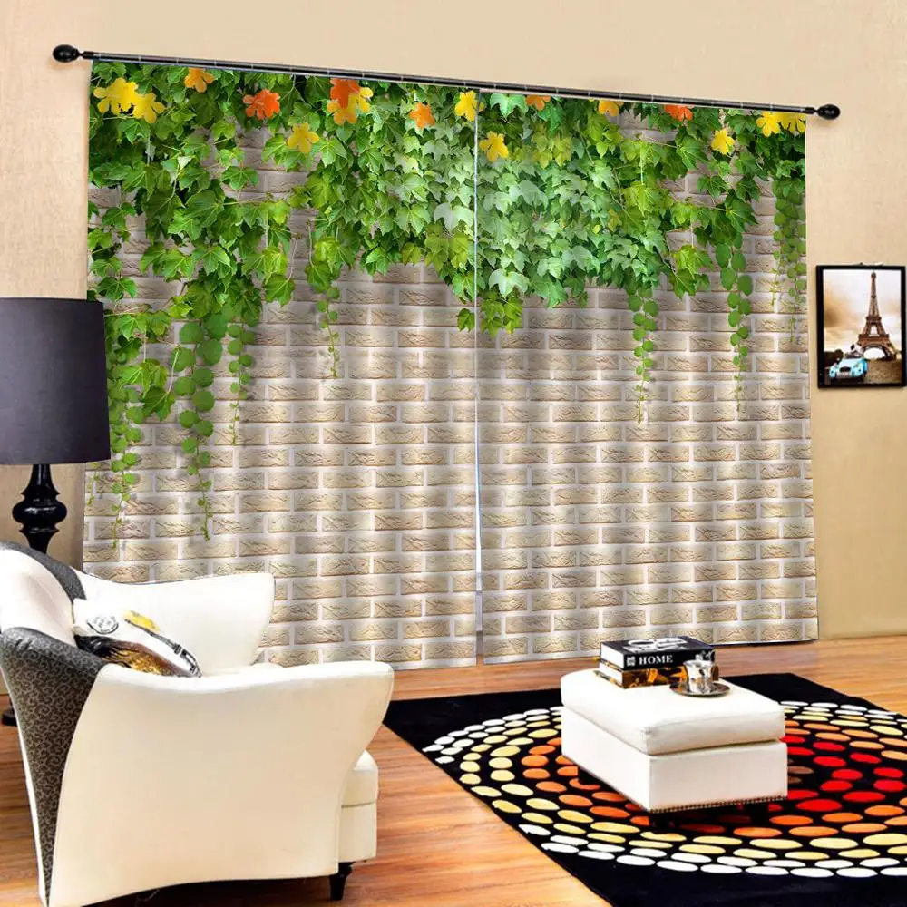Весенние занавески с зеленой травой листьями кирпичной стеной окнами для